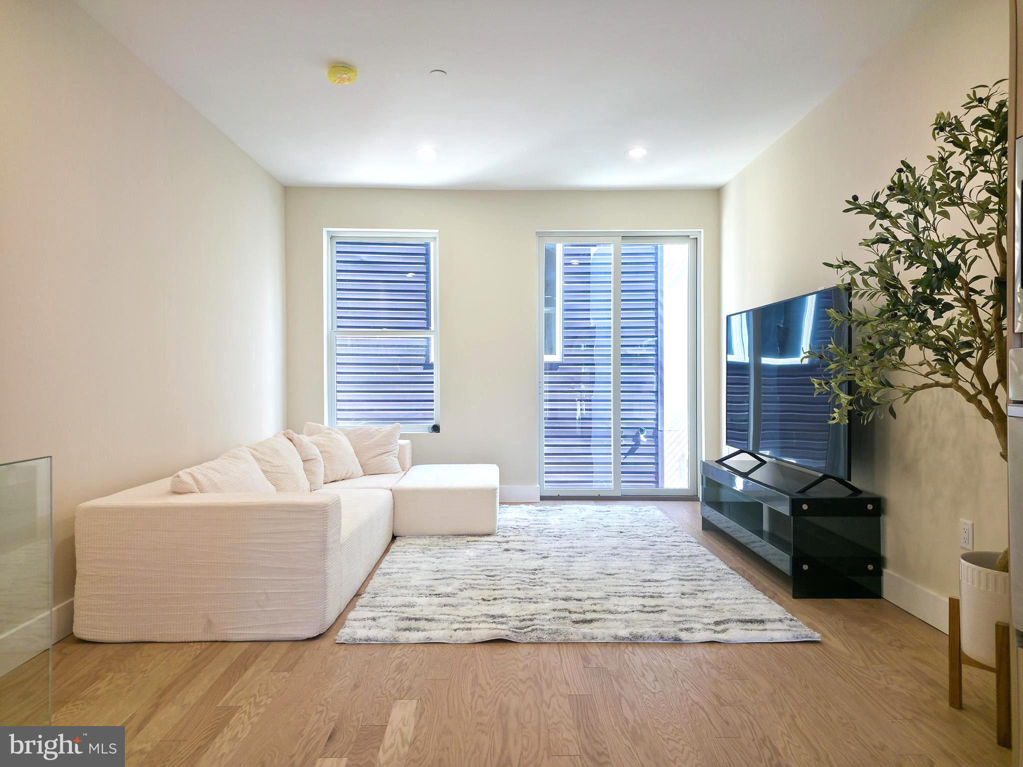 QUEEN VILLAGE - Residential