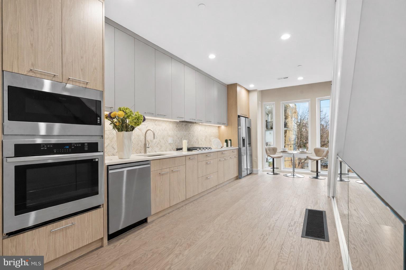QUEEN VILLAGE - Residential