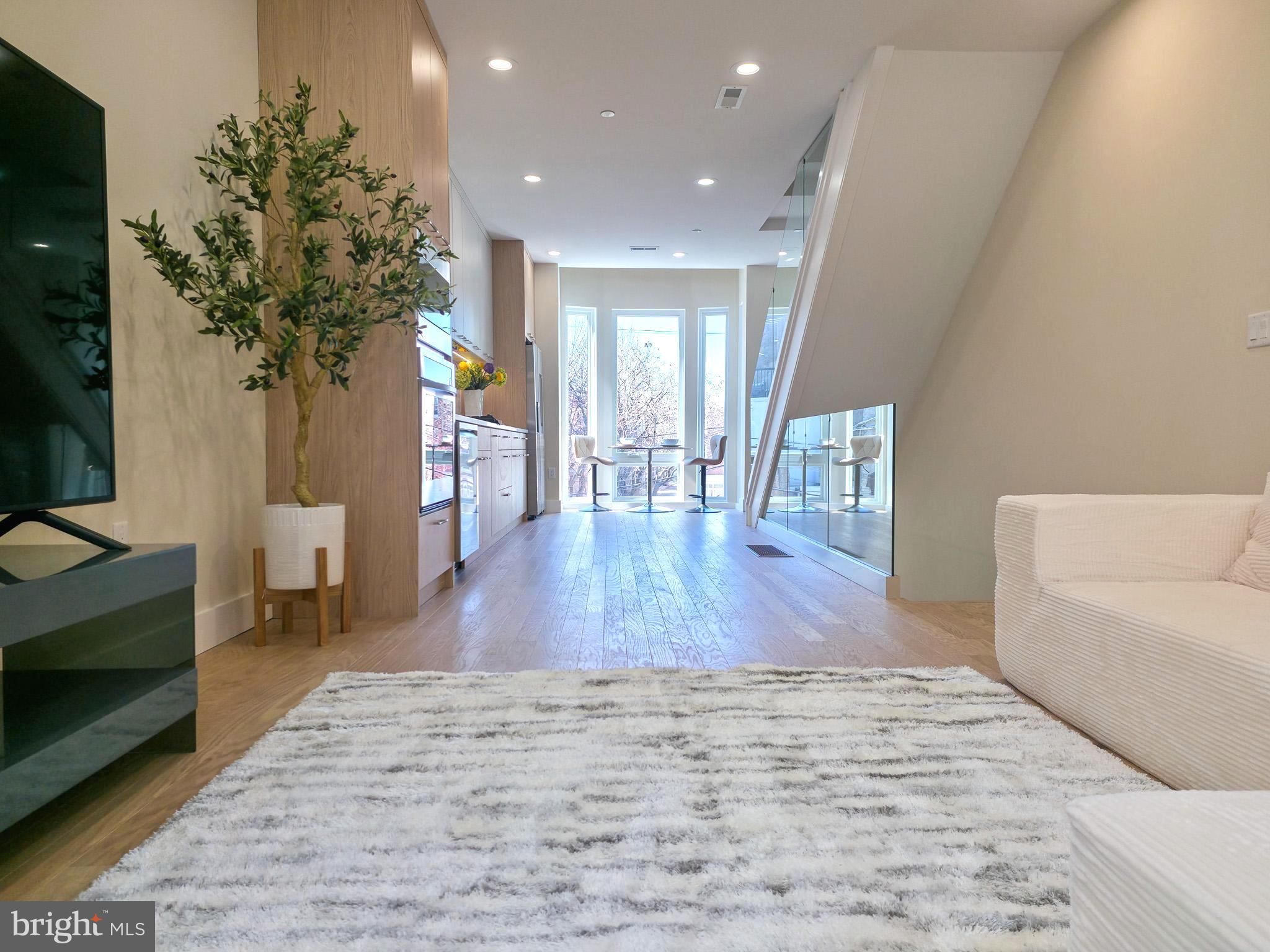 QUEEN VILLAGE - Residential