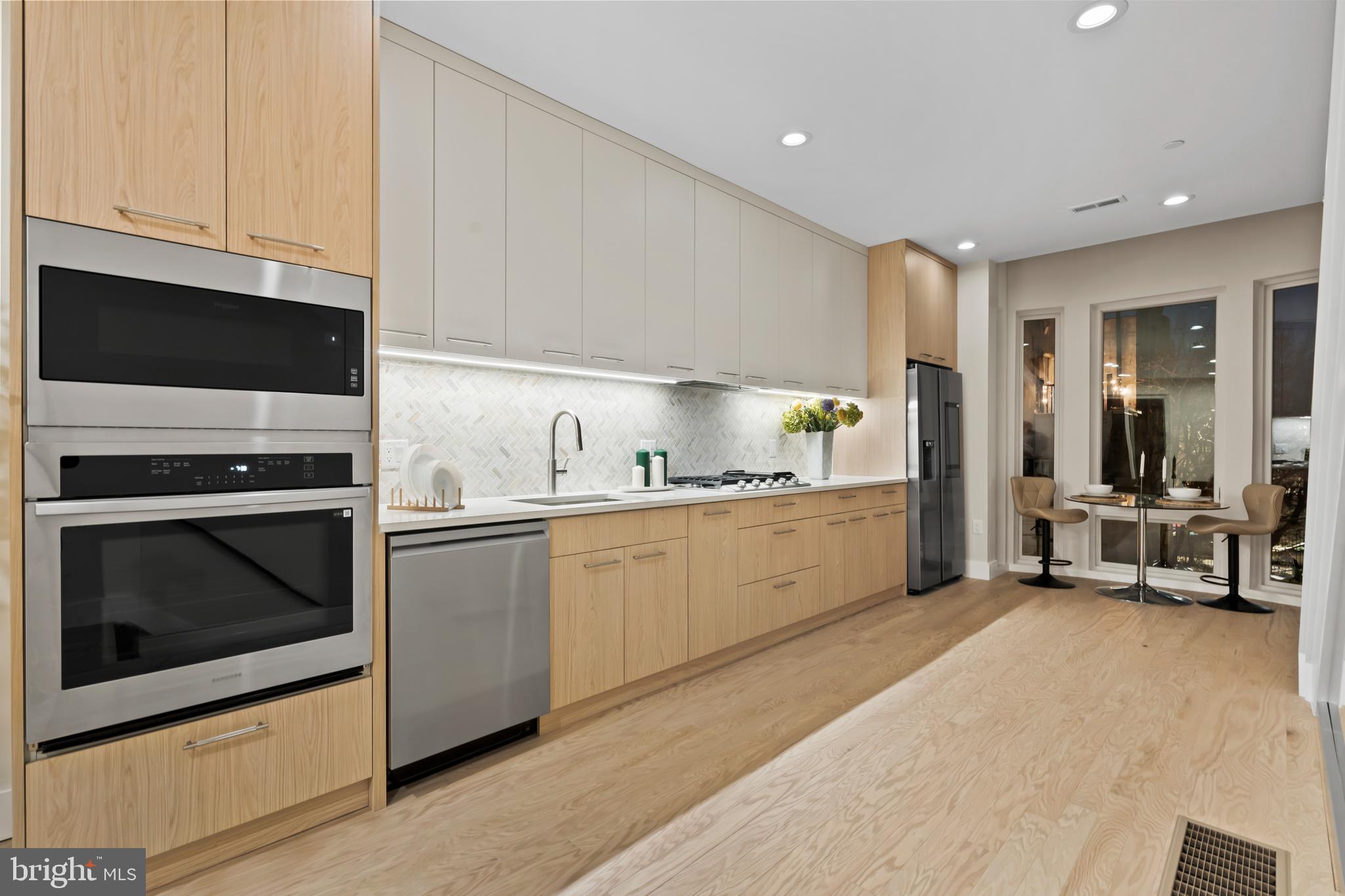 QUEEN VILLAGE - Residential