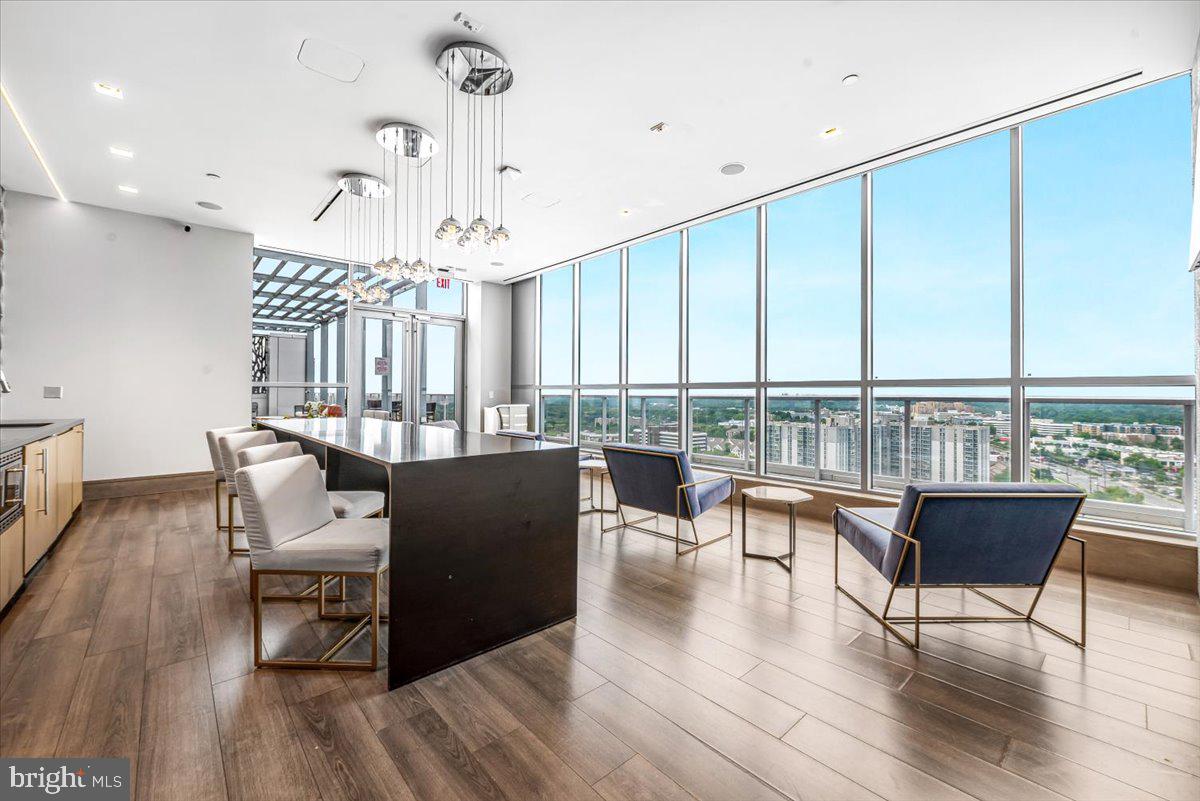 PIKE AND ROSE - Residential