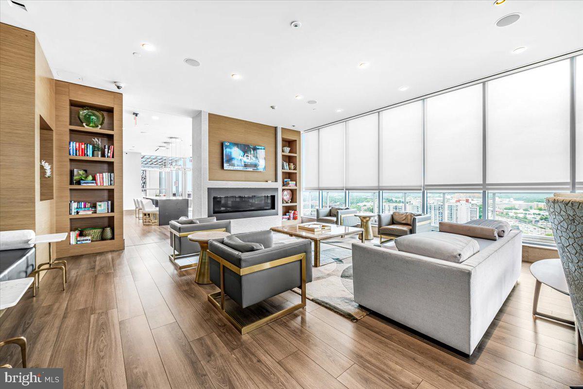 PIKE AND ROSE - Residential