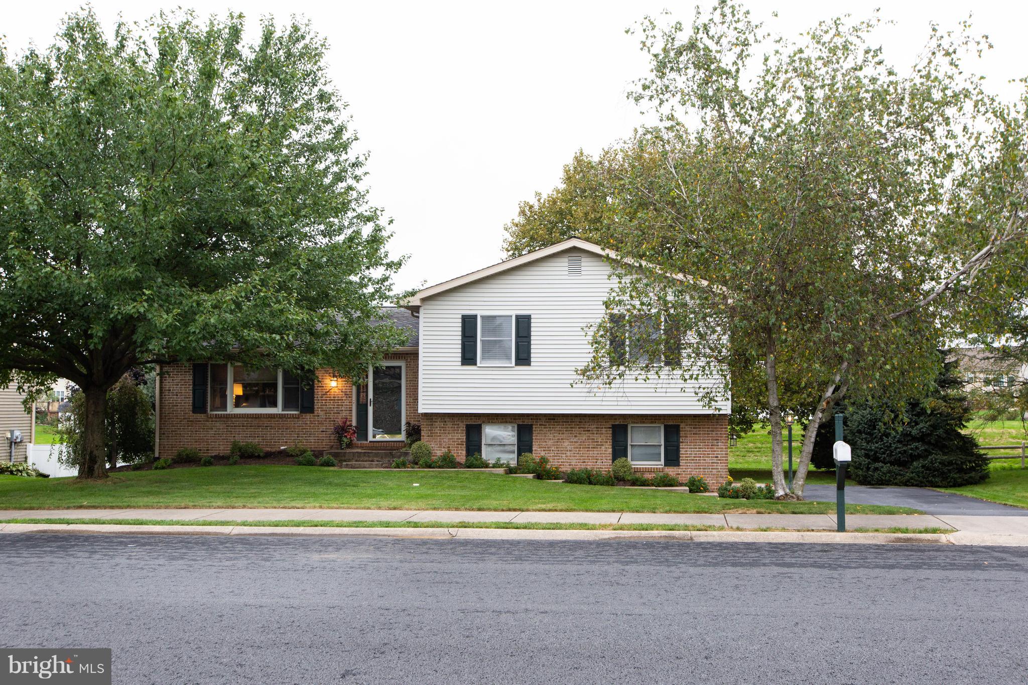 Well maintained detached home in Lincoln Gardens. Home offers  an updated kitchen with granite counters and a large island,  master bedroom with walk in closet & access to full bath, large lower level family room, multi-tier deck and stamped concrete patio for outdoor entertainment and more!