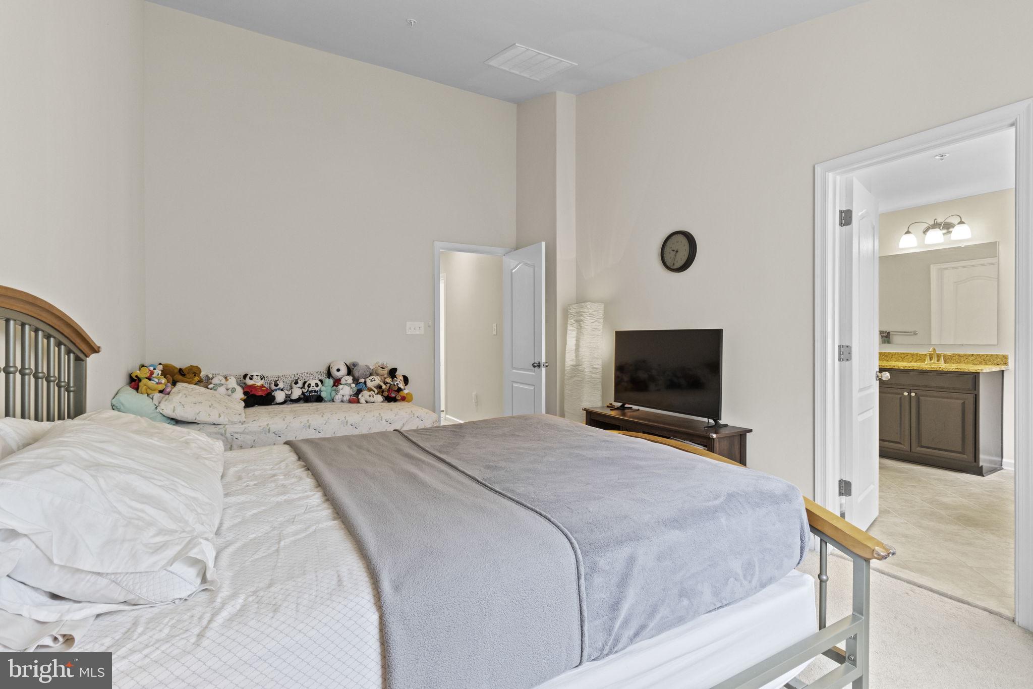 CHELSEA MANOR - Residential