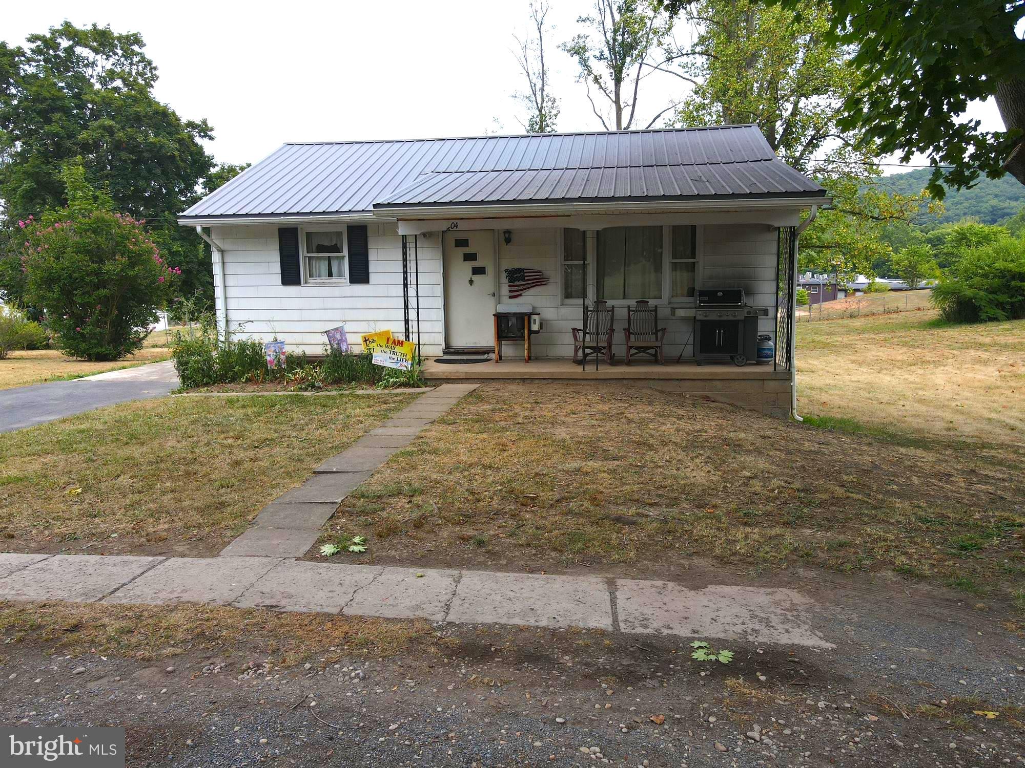 CALL NOW TO SEE THIS 2 BEDROOM, 1 BATH HOME WITH UNFINISHED BASEMENT AND LAUNDRY AREA.  NICE REAR YARD AND LOCATED NEXT TO SCHOOL. THIS PROPERTY HAS 2 LOTS WITH PLENTY OF PARKING ON THE SIDE LOT.