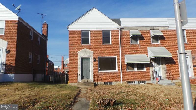 Check out this gorgeous end of group rowhome! Enjoy spacious room sizes, wood floors and abundant natural light. Use the basement for storage or finish for additional living space. The rear yard is perfect for warm weather outdoor entertaining! Just minutes from shops, schools and entertainment.