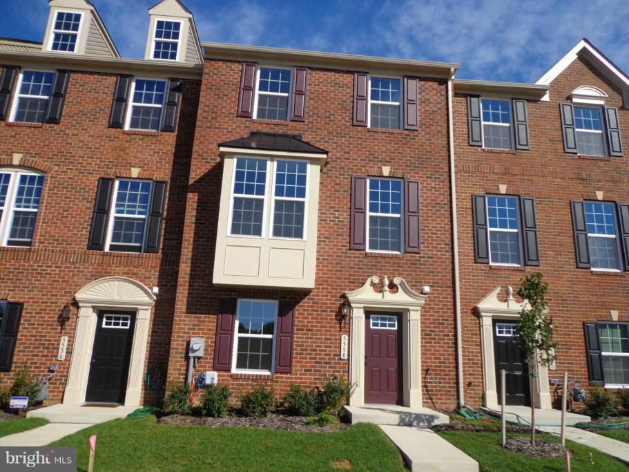 Brand new home available to rent 6/1/2015.  One year old home still looks freshly built.  Gorgeous kitchen with SS appliances, granite counters, and gourmet island.  Master suite equipped with full bath featuring a roman shower!  Hardwoods, library/ den in basement, rec room, and more!  PERKS, PERKS, PERKS!  Come, see and fall in love today!