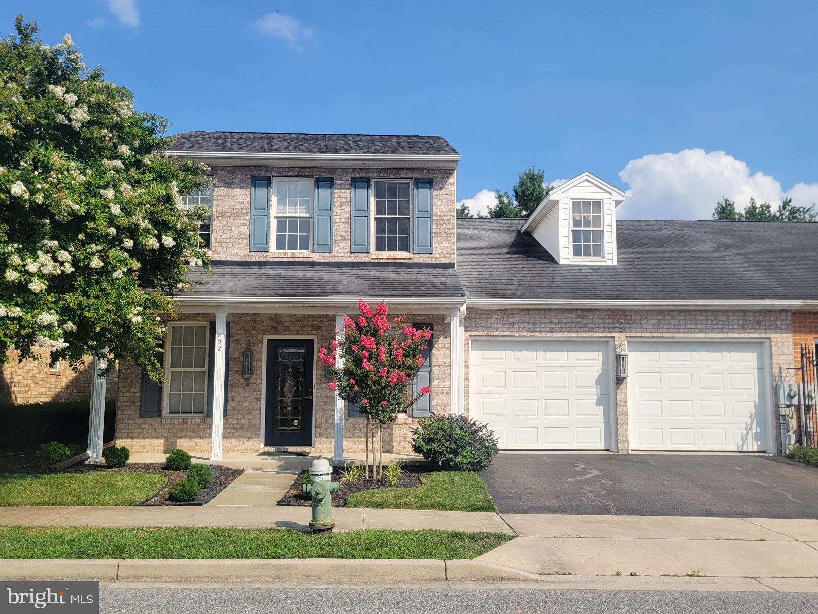 Greenwich Park Beauty on Prime Lot - Welcome to this lovely brick villa offering the perfect blend of style, comfort & convenience.   Features gleaming hardwood floors throughout, spacious open floor plan, 9' ceilings, & new carpet in bedrooms.  Gourmet kitchen with granite countertops & tile backsplash, all appliances including washer/dryer.    Main level master suite with walk-in closet, master bath has walk-in shower and jetted tub.  Efficient natural gas heat, new furnace and central air 2021.   Upper level has 2 bedrooms, full bath and large bonus room with storage galore.   Double garage with auto-openers.    HOA $258 per quarter and covers mowing, snow removal and exterior window washing once per year.    All the right stuff setting on a prime lot on outer edge of neighborhood.  Awaiting your inspection, call to schedule to see.