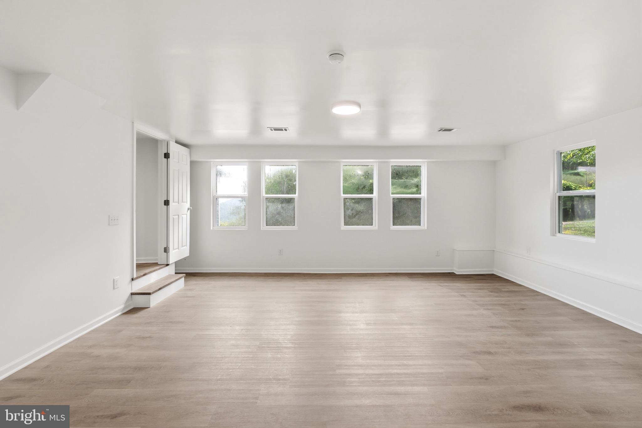 SKYLINE LAKES - Residential