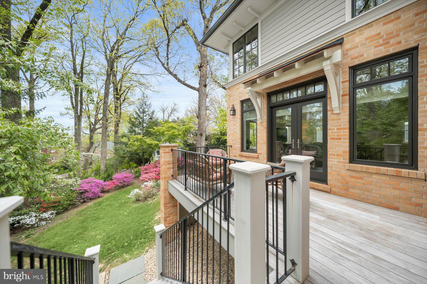 LARCHMONT - Residential