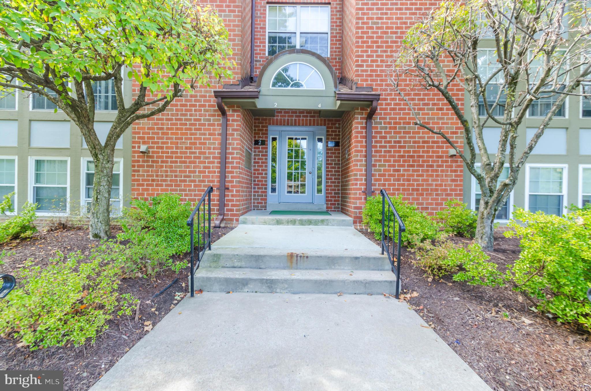 Easy living! Terrace level condo with private fenced yard. Enjoy the convenience of 2 bedrooms, 2 Baths AND a Den! Separate full sized laundry room, master bedroom walk in closet, eat in kitchen and open floor plan. Convenient location and community tennis courts and pool. Plenty of parking!