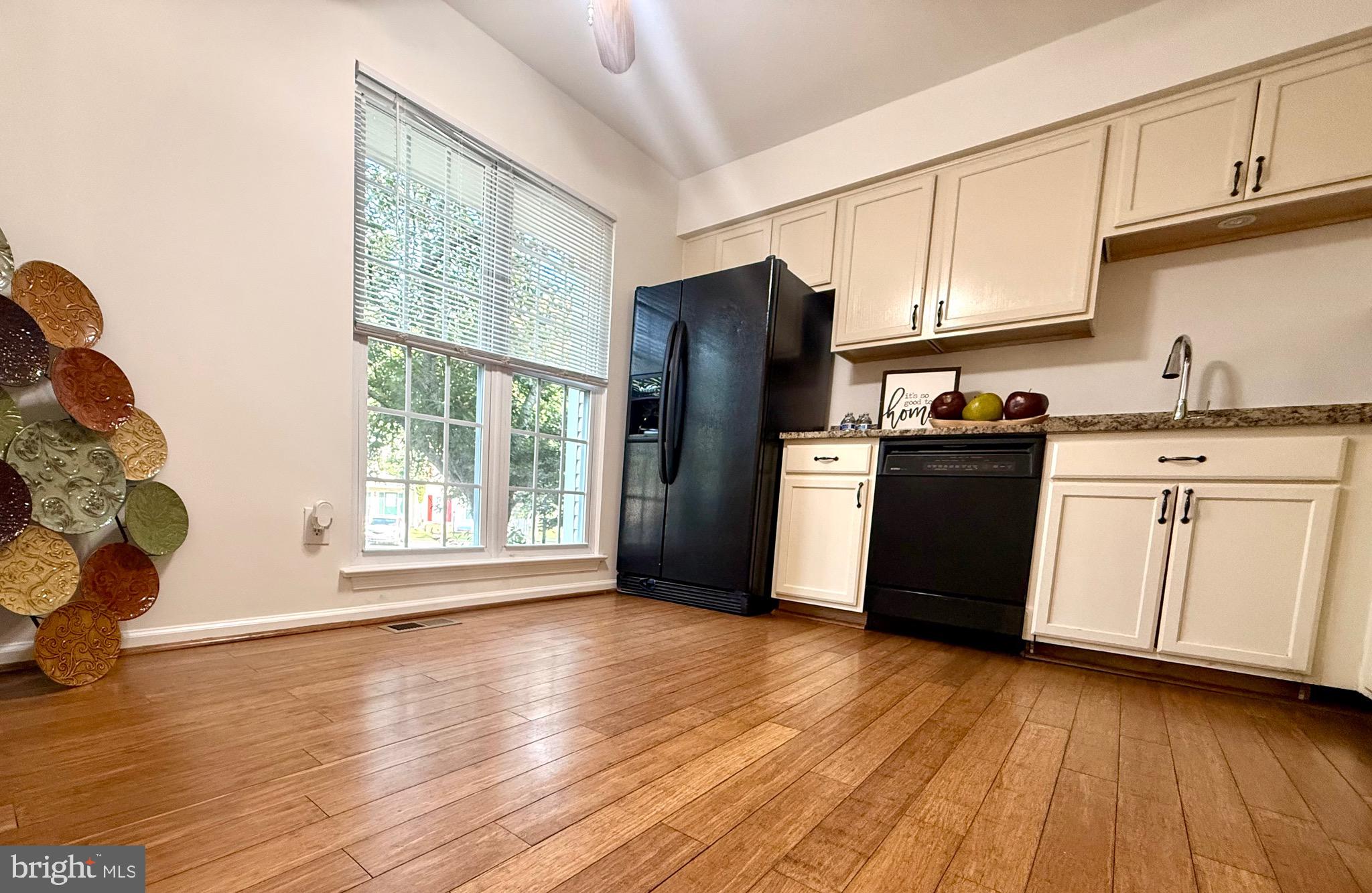 LONDON TOWNE - Residential