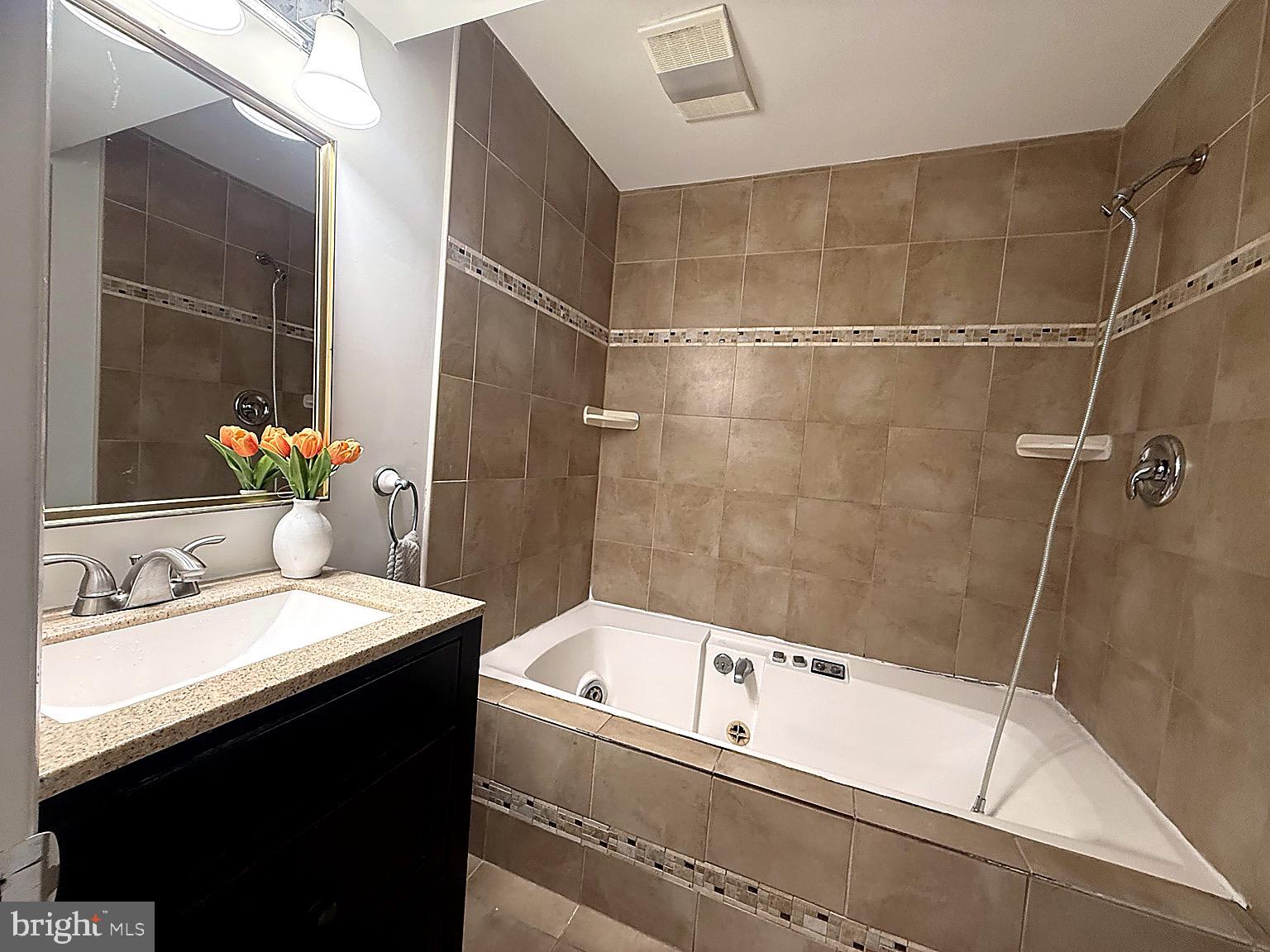 LONDON TOWNE - Residential