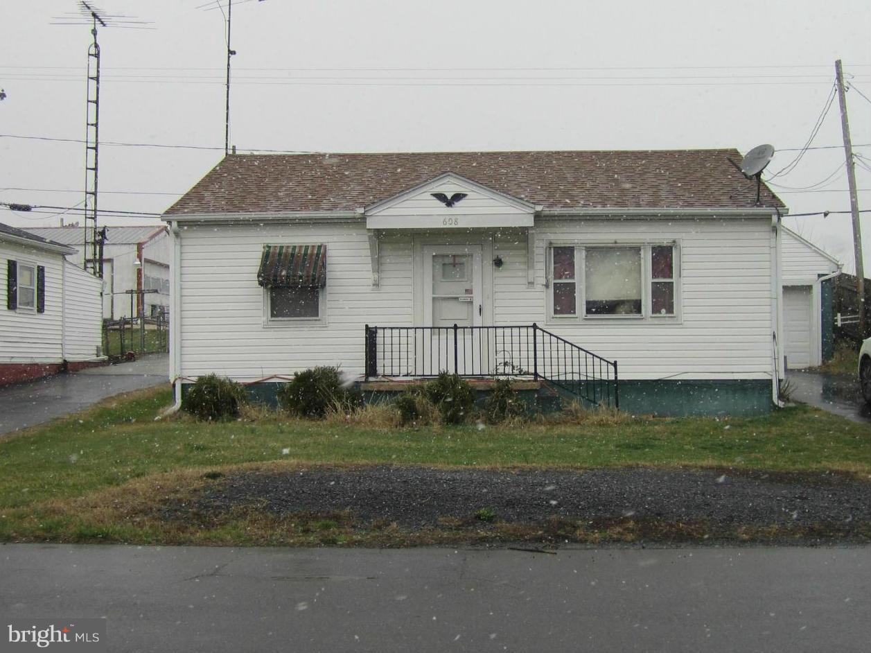 GREAT INVESTMENT PROPERTY! Cozy rancher  that is currently tenant occupied. 2 bedroom, 1 bath with detached garage and loft above the garage. Fenced in back yard that backs up to Oatesdale Park. New roof in 2009 with 30 year architectural shingles ,New central AC/heat in 01  and remodeled bathroom and laminate floors throughout the home in 2010. Perfect for an investment or first time home buyer!