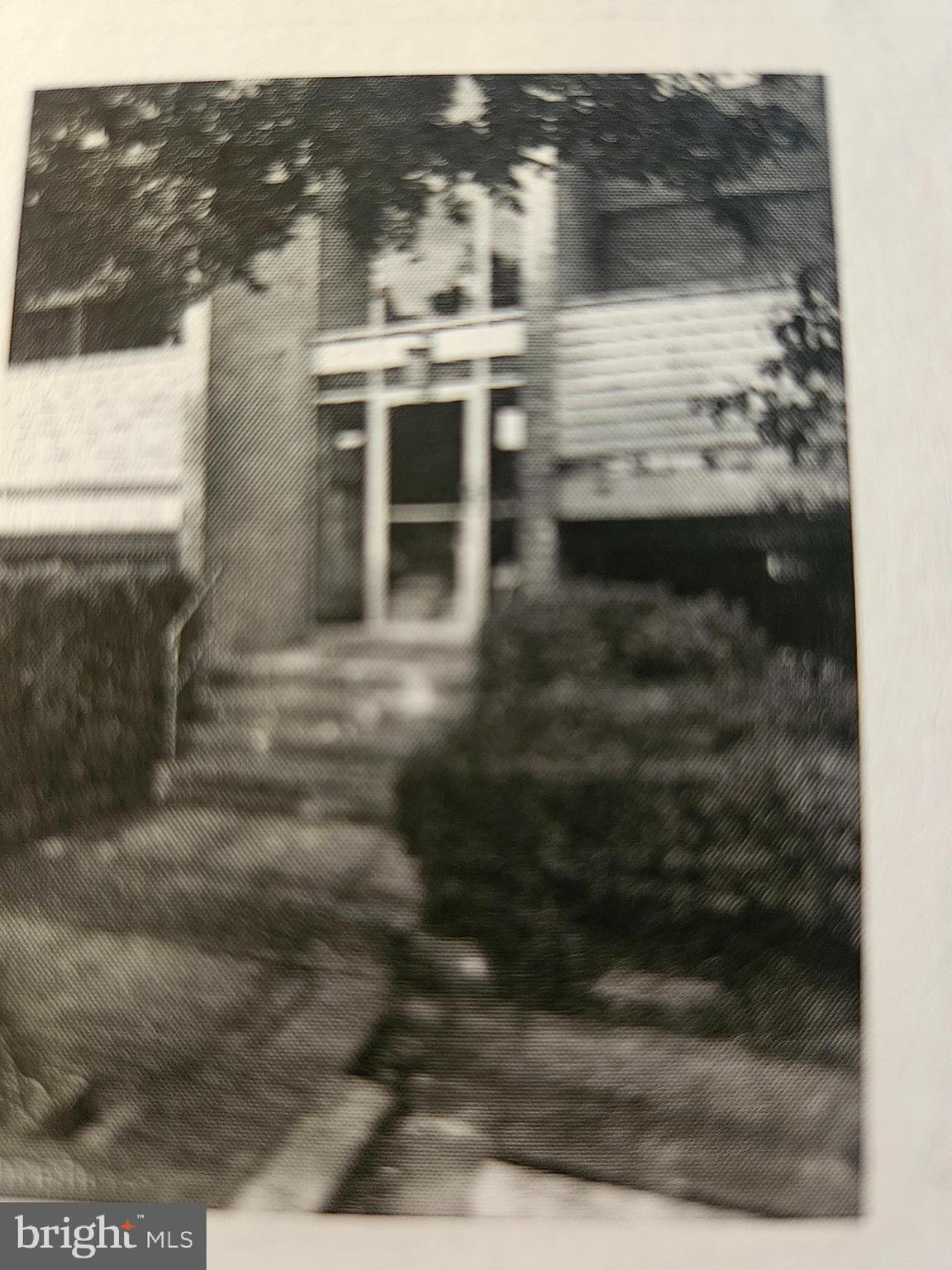 LARGE 3 BEDROOM AND 2 BATHS. LOCATED MINUTES TO 395 AND EDSALL ROAD.  BUSES TO PENTAGON AND DC. MOVE IN CONDITION - ASIGN PARKING - OWNER IS LOOKING FOR A LONG-TERM TENANTS BUT WELLCOME ANYONE.