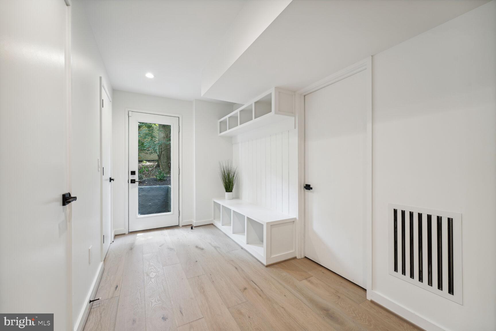 HOLLIN HILLS - Residential