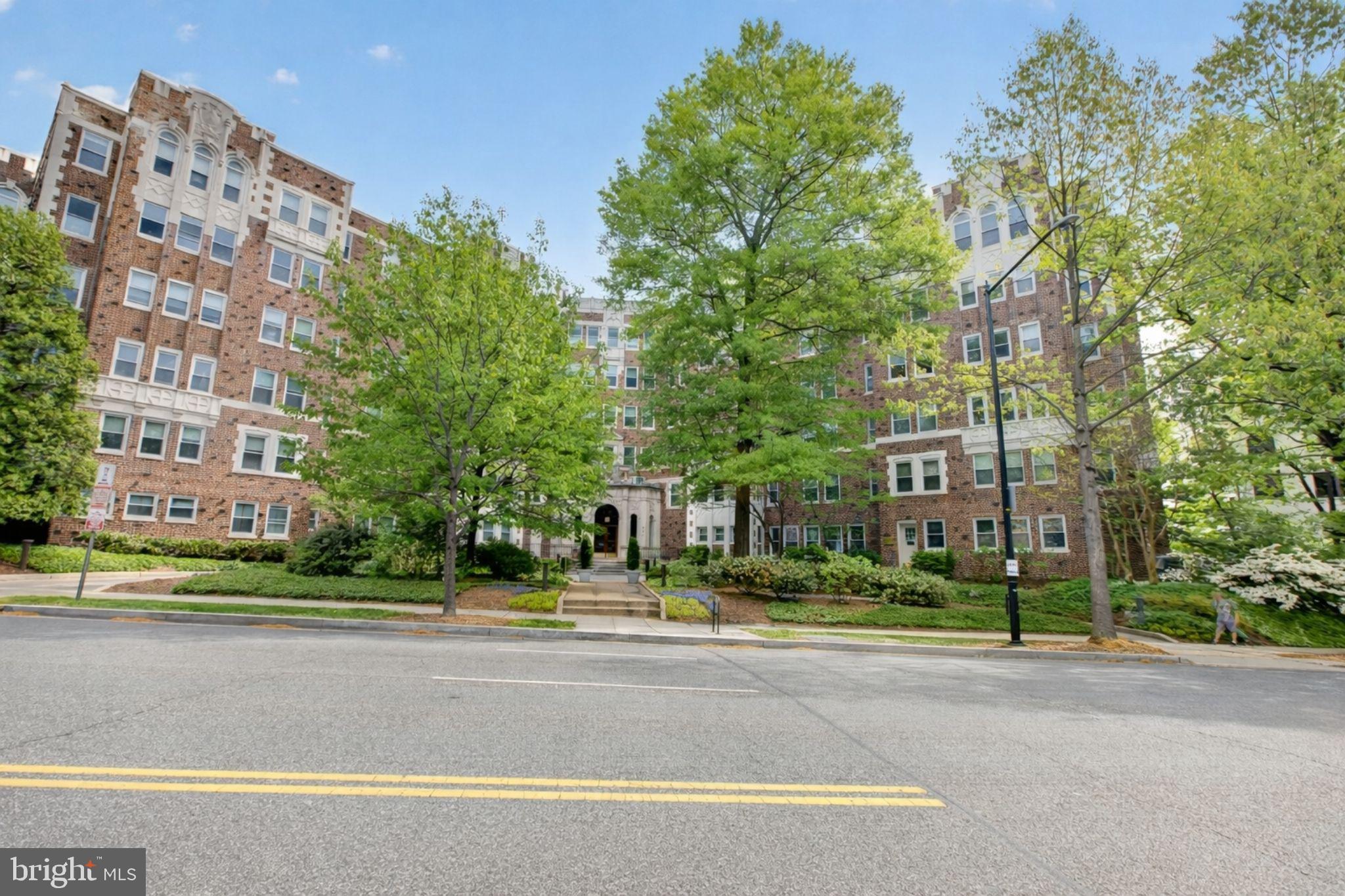 FOREST HILLS - Commercial Sale