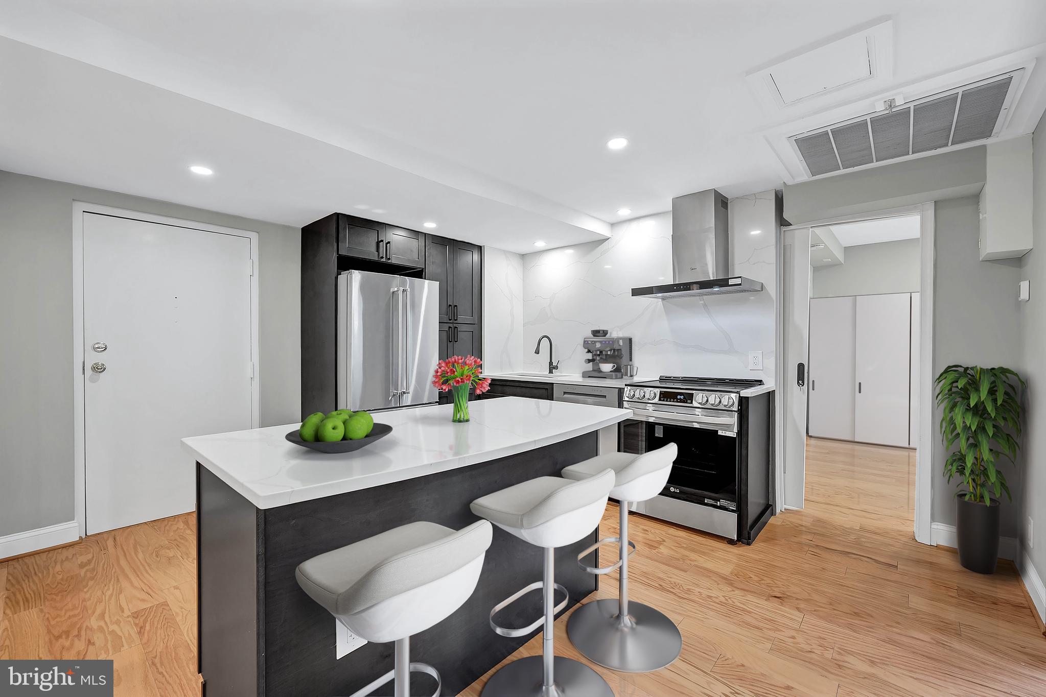 FOREST HILLS - Commercial Sale