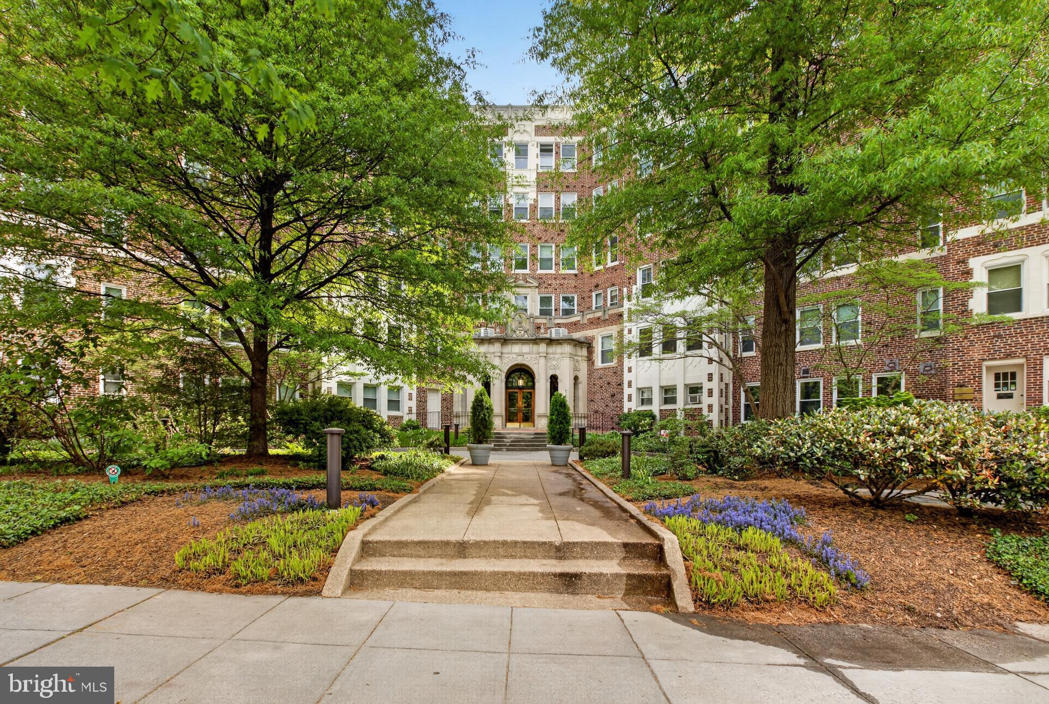 FOREST HILLS - Commercial Sale