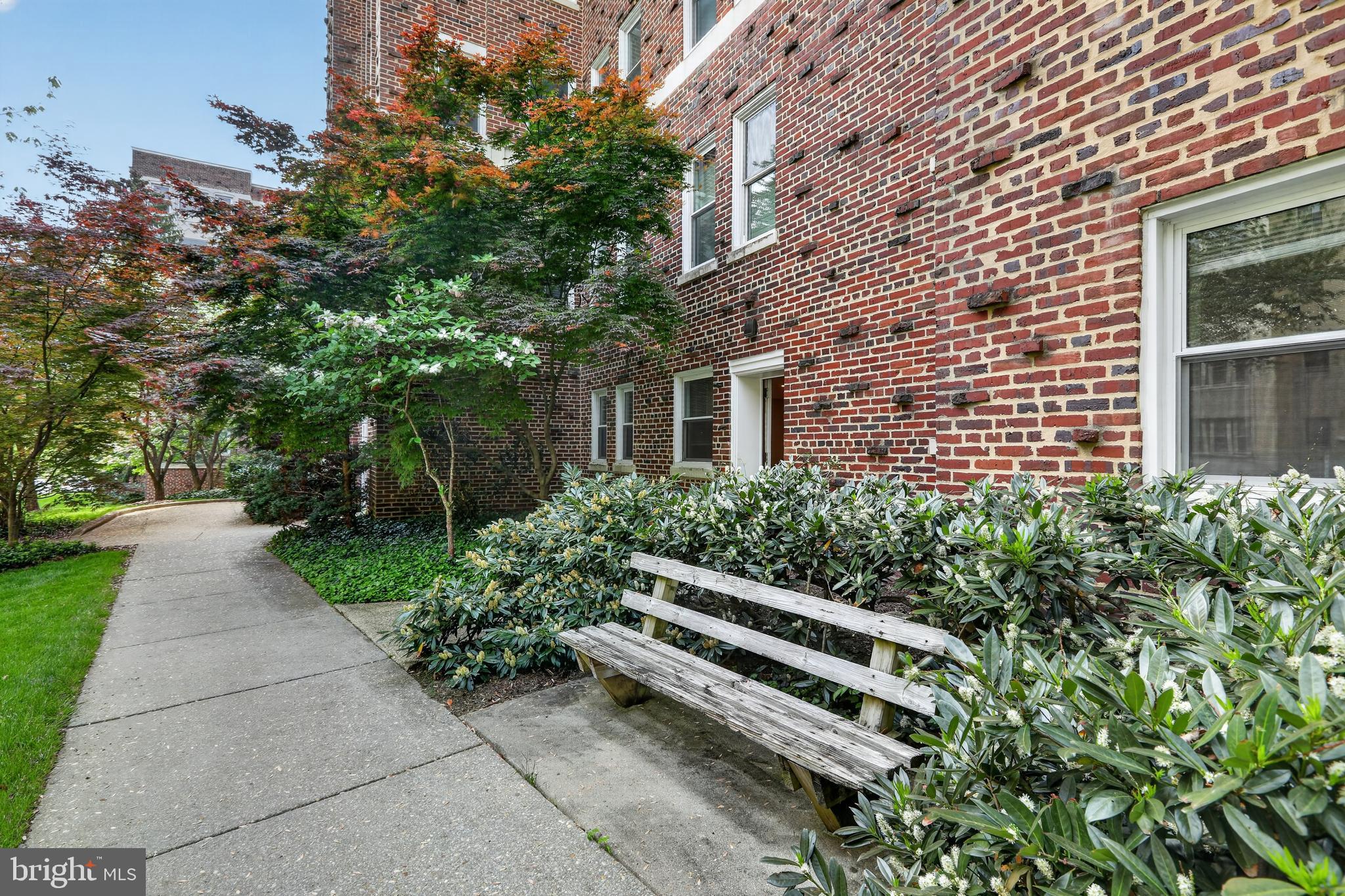 FOREST HILLS - Commercial Sale