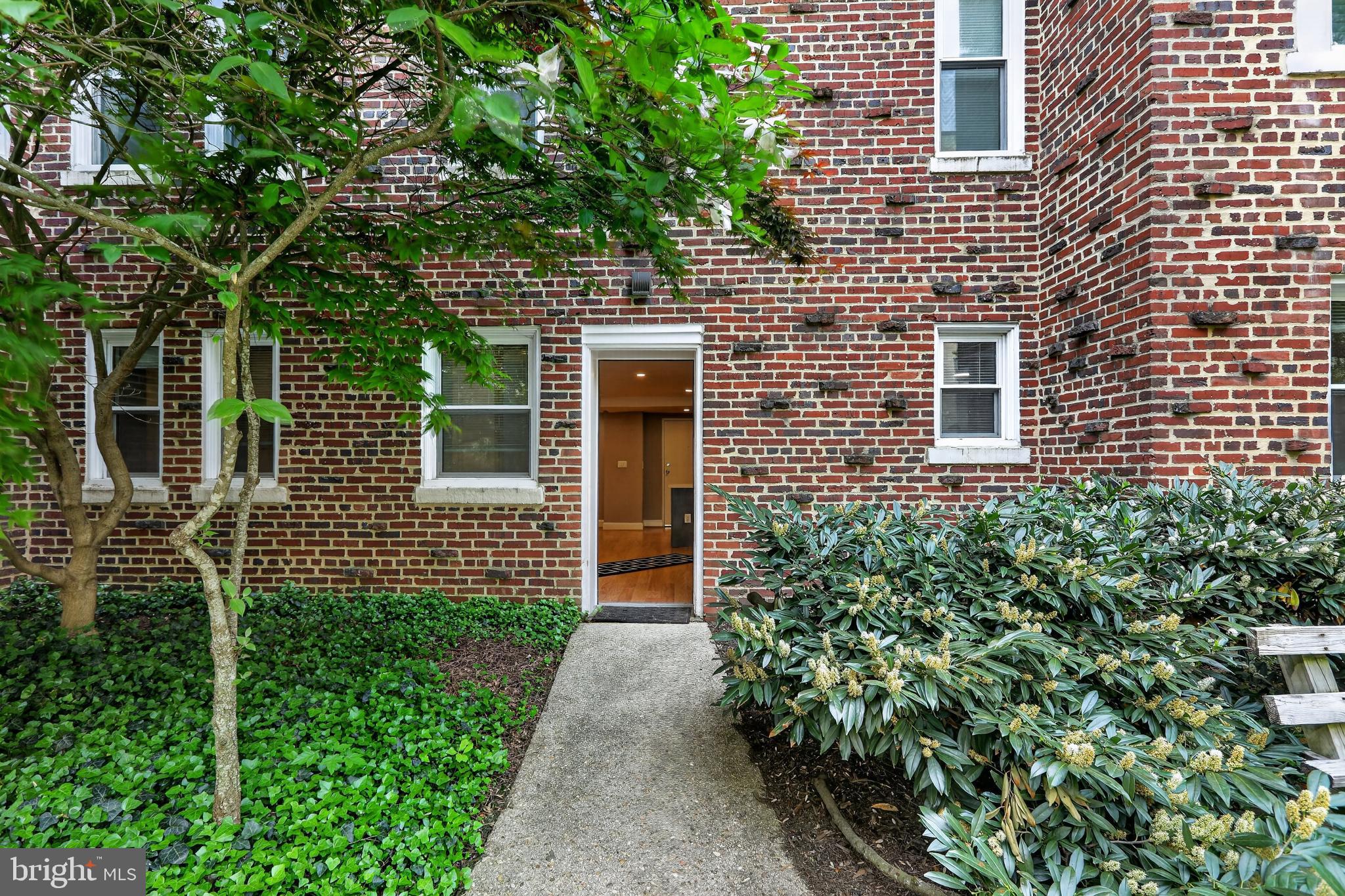 FOREST HILLS - Commercial Sale