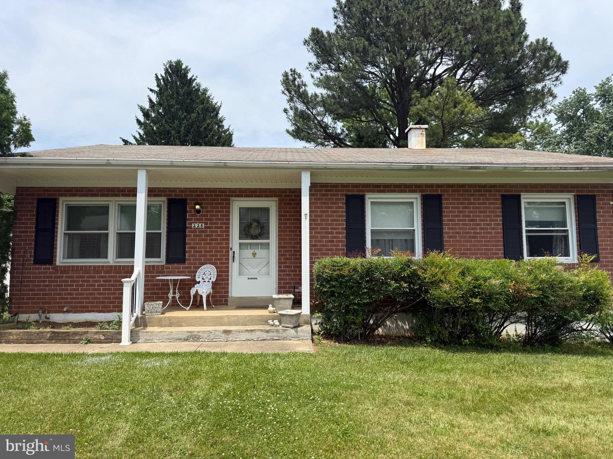 ADORABLE RANCHER WITH HARDWOOD FLOORS. SEPARATE DINING ROOM, SLIDERS TO PRIVATE FENCED BACKYARD. EAT IN KITCHEN WITH UPDATED CABINETS WITH SOFT  CLOSE.  ONE FLOOR FOR EASY LEAVING. INVITING FRONT PORCH. PRICE REFLECTS NEEDS FOR UPDATING. CLOSE TO SHOPPING, CHURCHES AND NEIGHBORHOOD RESTAURANTS.