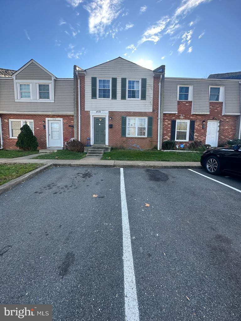 This 3 bedrooms 1/1 bathrooms townhouse is available for sale at an affordable price, located in the city only 5 minutes to Central Park, this house offers  reserved parking spaces in front of the house + extra visitor parking space for all your guests. Fenced yard, picnic area  for family entertainment and more!
Showings available: monday to friday from 3:00 to 8:00 pm - 
Saturdays and sundays from 10:00 am to 8:00 pm