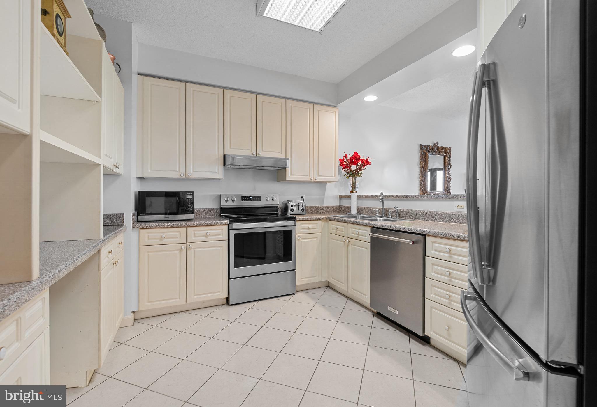 TURNBERRY COURTS AT LEIS - Residential