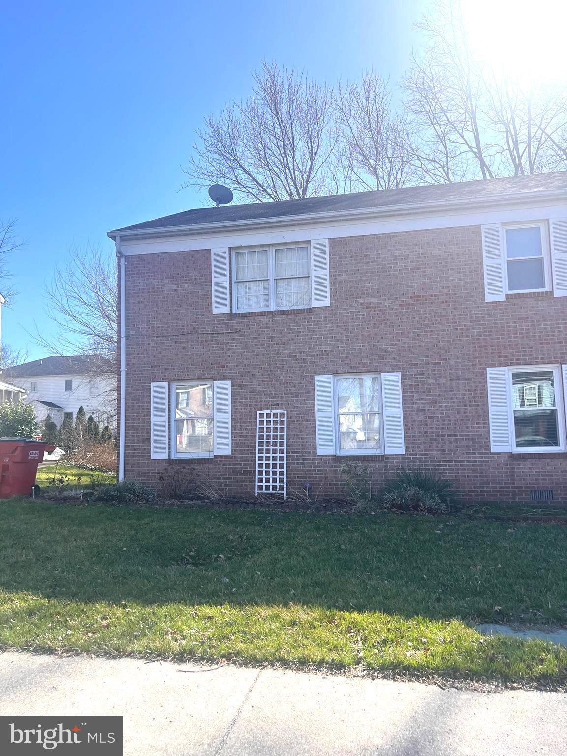Nice duplex in desirable Tuscawilla neighborhood, brick front and small deck with fenced in yard. Separate laundry room off kitchen and a cozy sun room leading out to fenced in yard. One pet will be considered on a case by case basis with a fee. Tenant pays all utilities. Tenant must pass criminal, credit, and eviction check. Please use Rentspree link provided to apply. Qualifying income must be 3x the amount of rent.