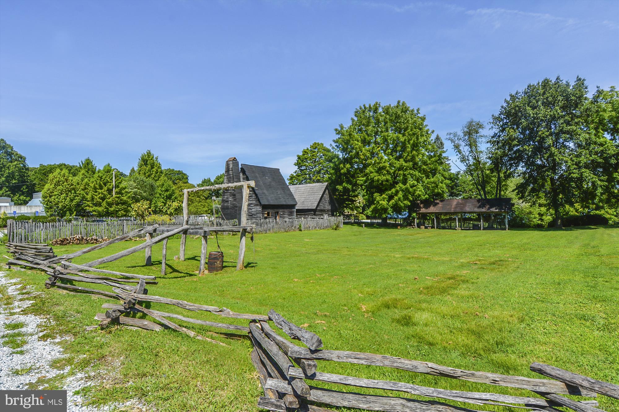 WOODLAND BEACH - Residential