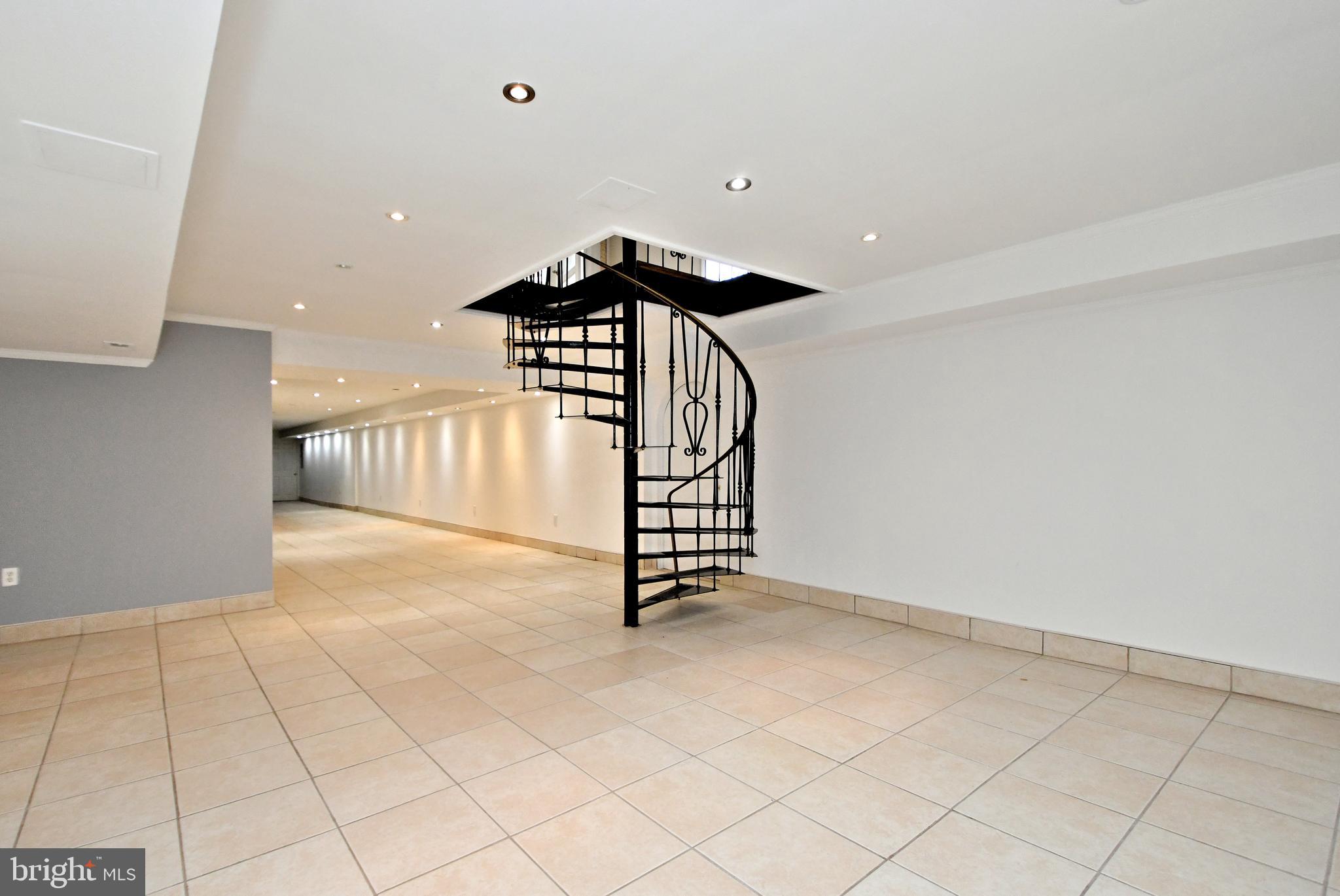 EXECUTIVE ESTATES - Residential