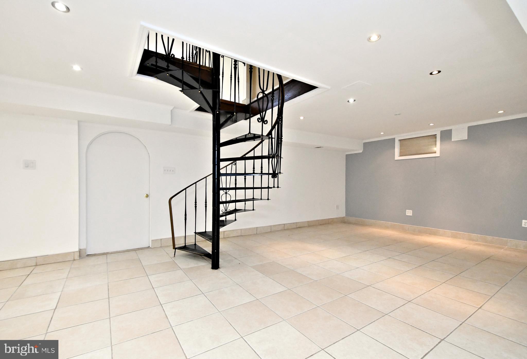EXECUTIVE ESTATES - Residential