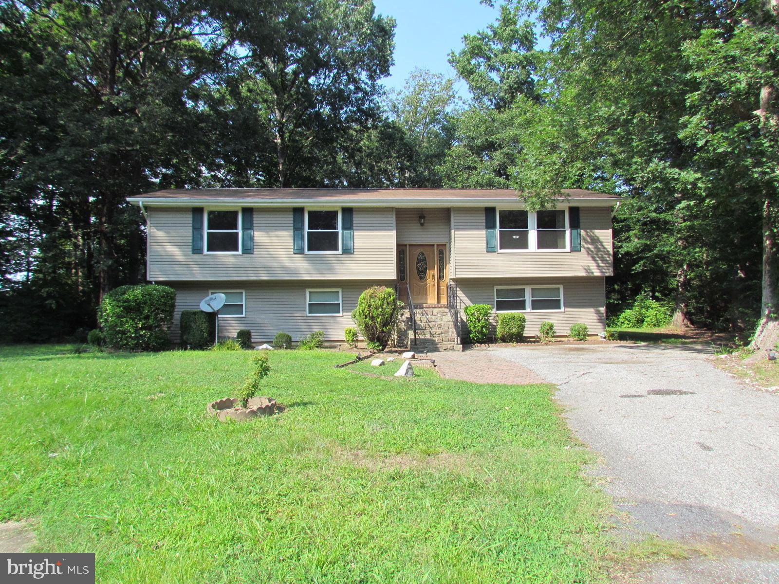 Possible 5 bedroom split-foyer in great shape located near the South Gate of the base in a cul-de-sac. Three full baths, living room and family room. Galley kitchen. Deck with stairs. Driveway parking.  Available now with great credit and background check.