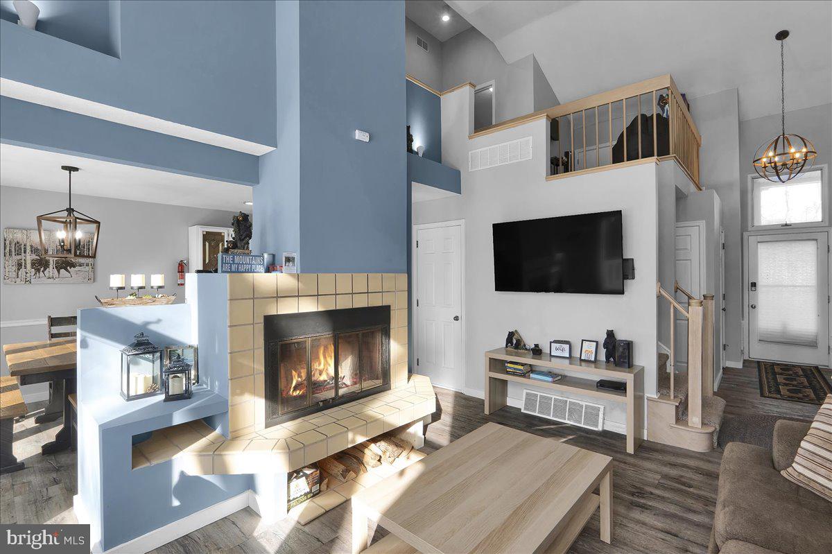 LAUREL WOODS - Residential