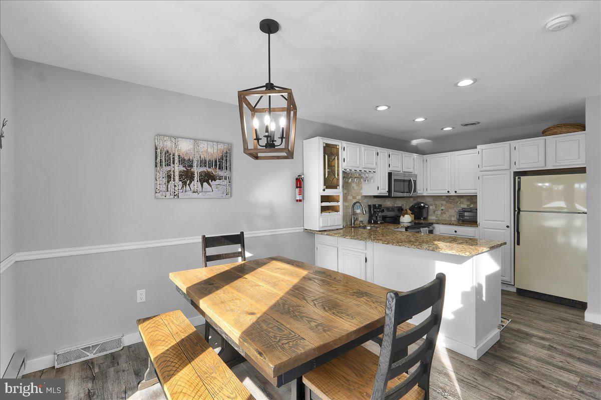 LAUREL WOODS - Residential