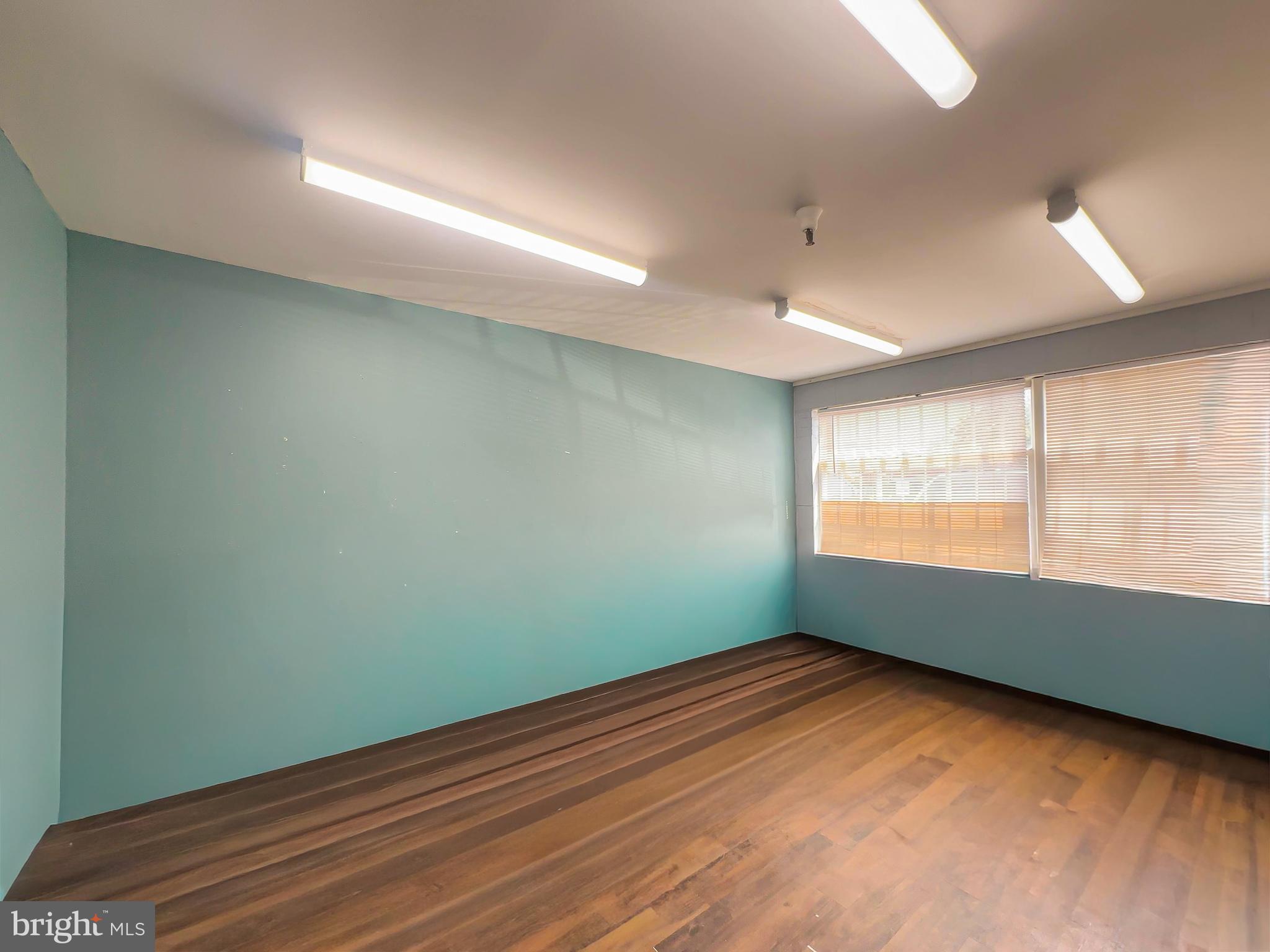 EDMONSTON - Commercial Sale