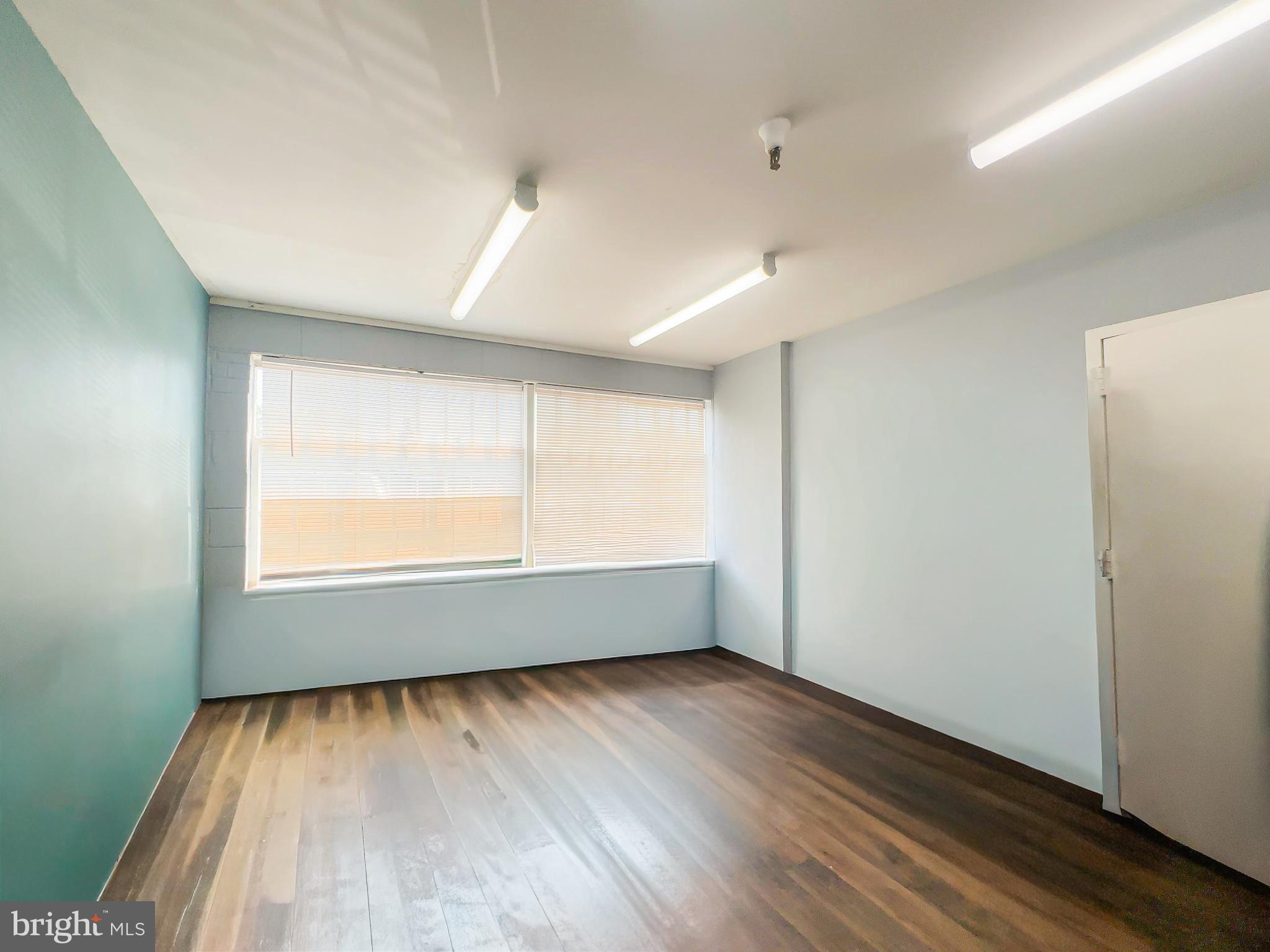 EDMONSTON - Commercial Sale