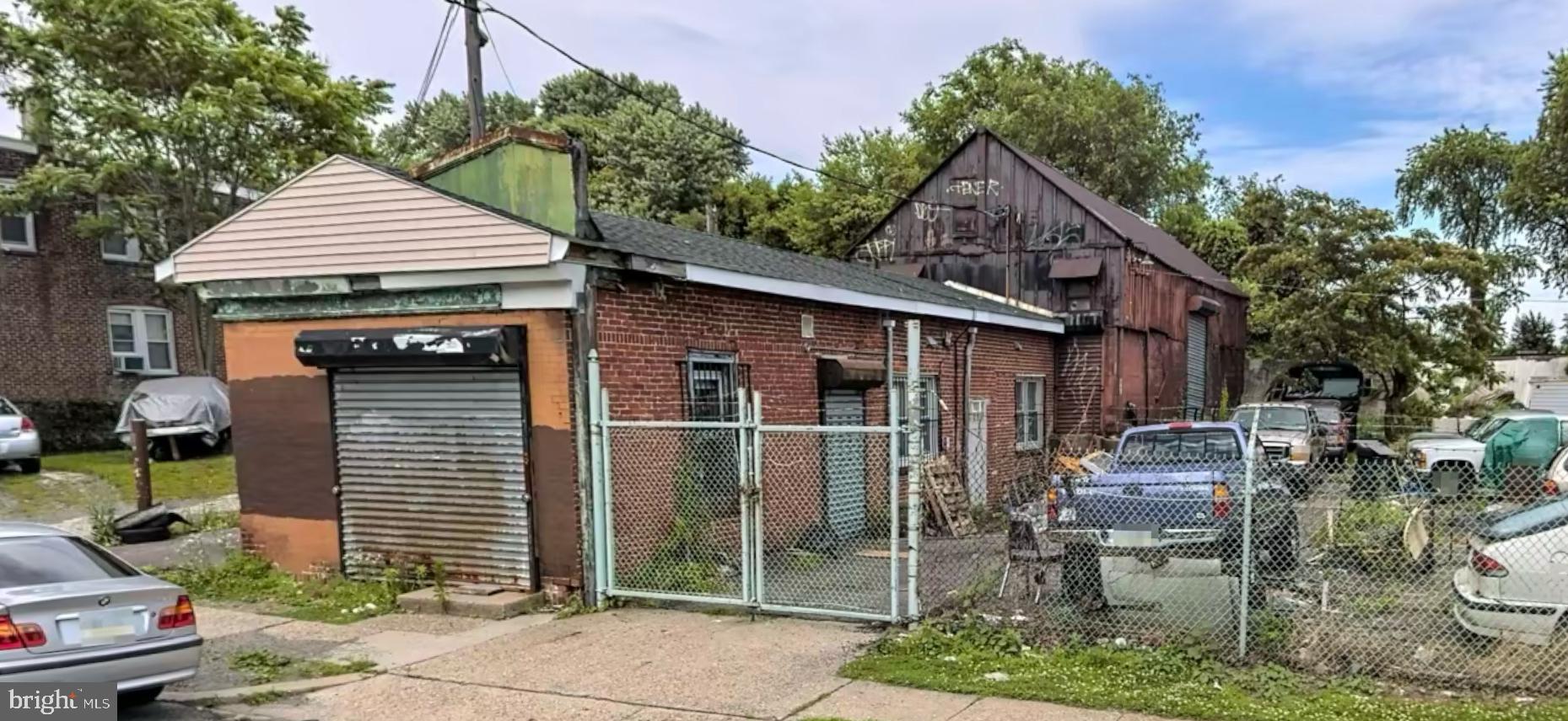 Attention investors!
Really comfortable office space with private parking. Including a warehouse area within the building. The possibilities are really up to the new owner and their vision. Come check it out today
