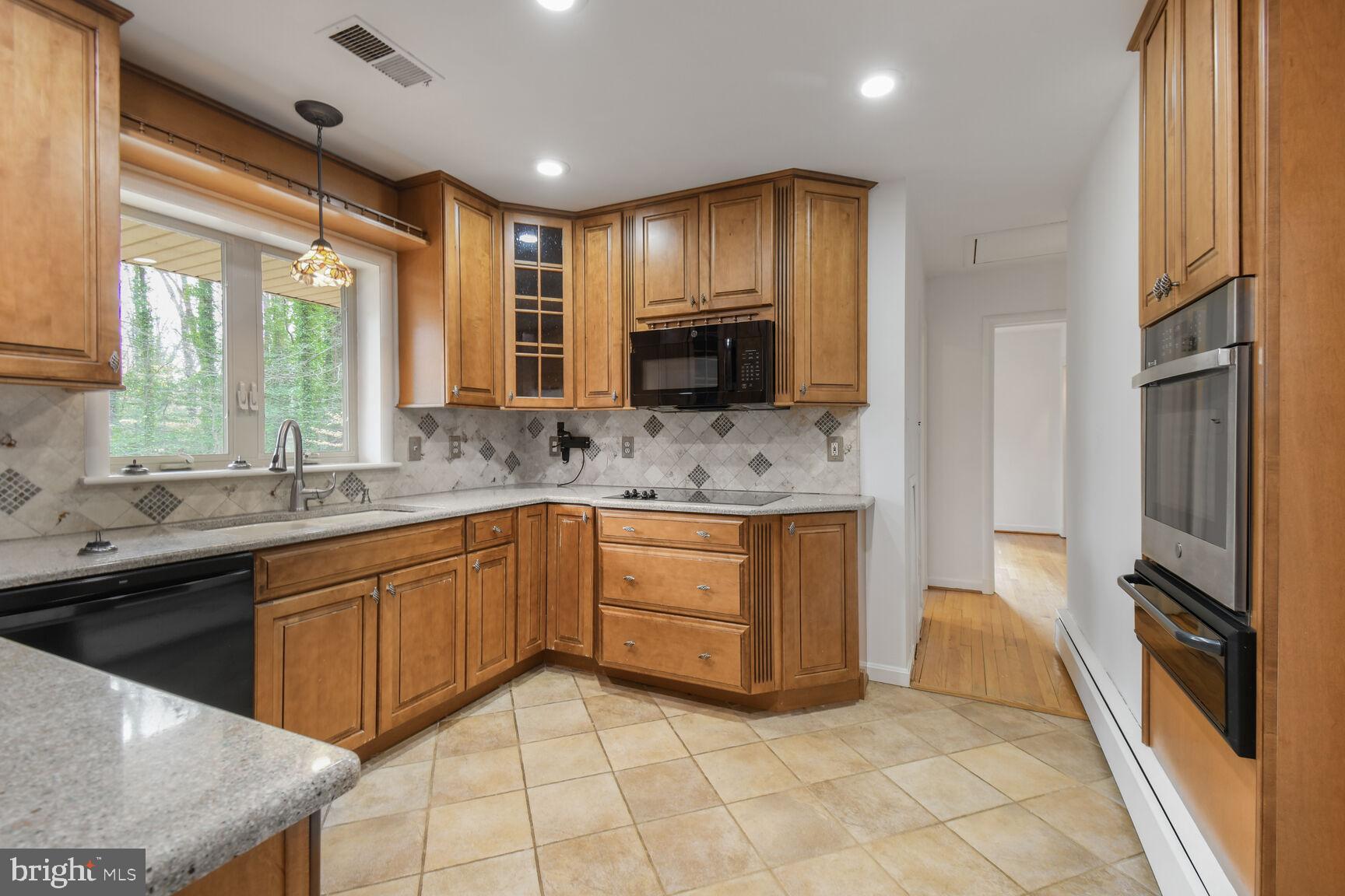 BROOK HILLS ESTATE - Residential Lease