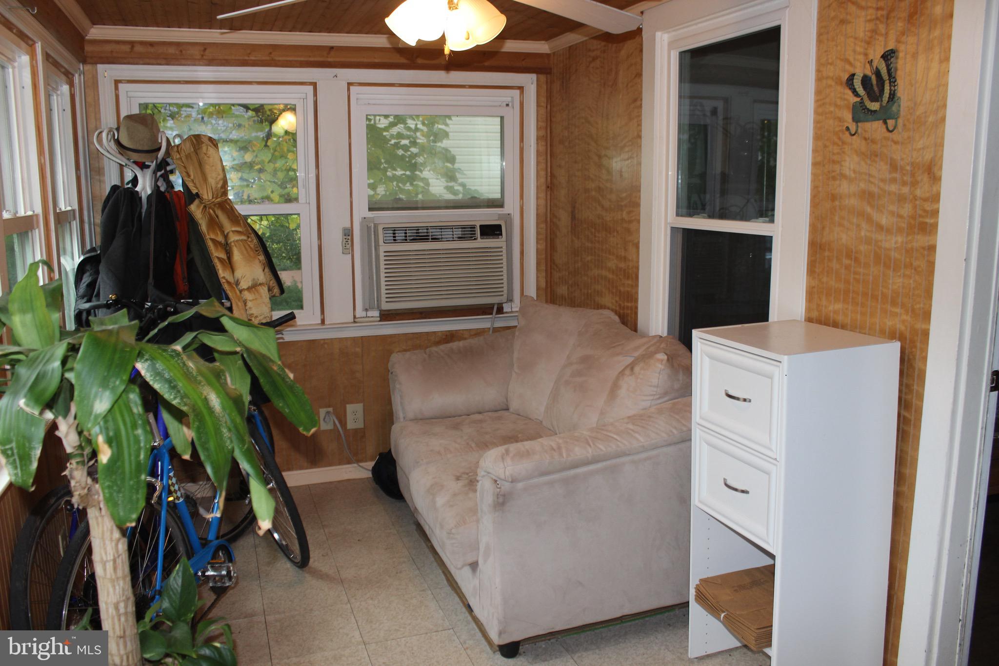 HOLLYWOOD PARK - Residential Lease