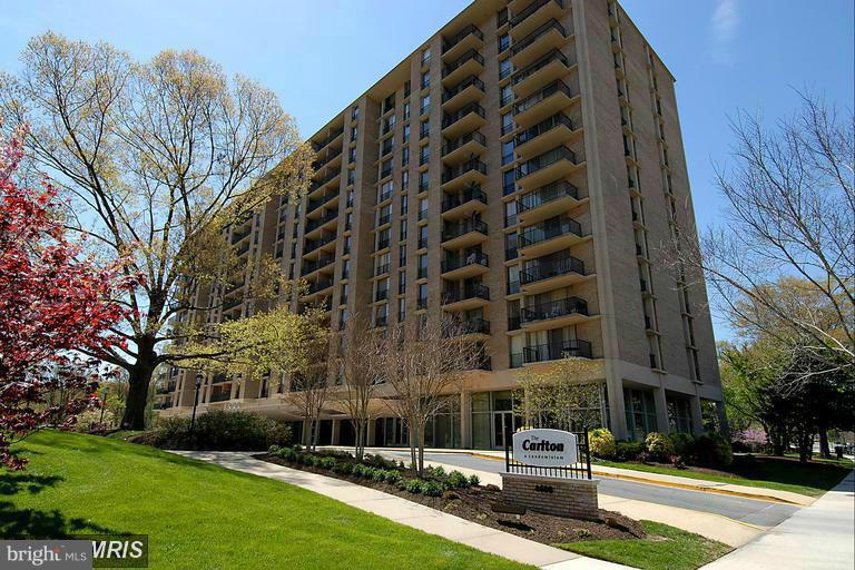 Fantastic opportunity! Spacious studio condo new hardwood floor, new appliances, new kitchen cabinets and tile floor. New bathroom. Additional features: Spacious closets and huge WIC, just installed Atrium style doors. Shows fantastic and won't last long. The Carlton has a brand new lobby to go along with an outdoor pool, tennis courts, party room, and more. Condo fee includes all utilities!