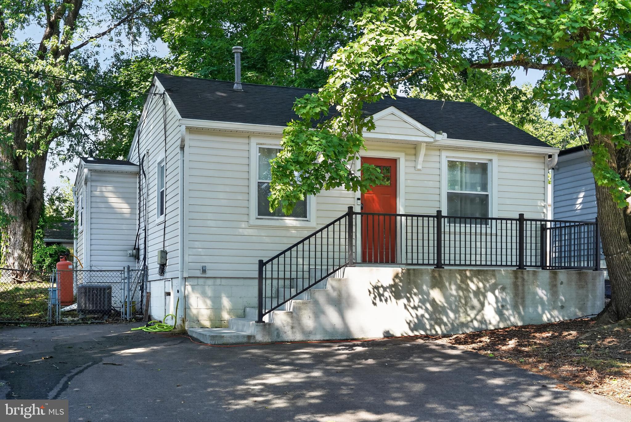 Charming 2-bed, 1-bath home in the Selby on the Bay waterfront neighborhood. This move-in-ready home features new flooring (2023), an updated kitchen (2023) with a propane stovetop, and a shed and water system installed in 2023. Major systems updated recently: HVAC replaced in 2021 and a new water heater in 2025. Driveway and front porch were added in 2025.

Enjoy community amenities including a waterfront community center, community beach, waterfront playground, kayak storage and boat ramp privileges—perfect for boating and outdoor living. Ideal as a year-round home or weekend getaway.