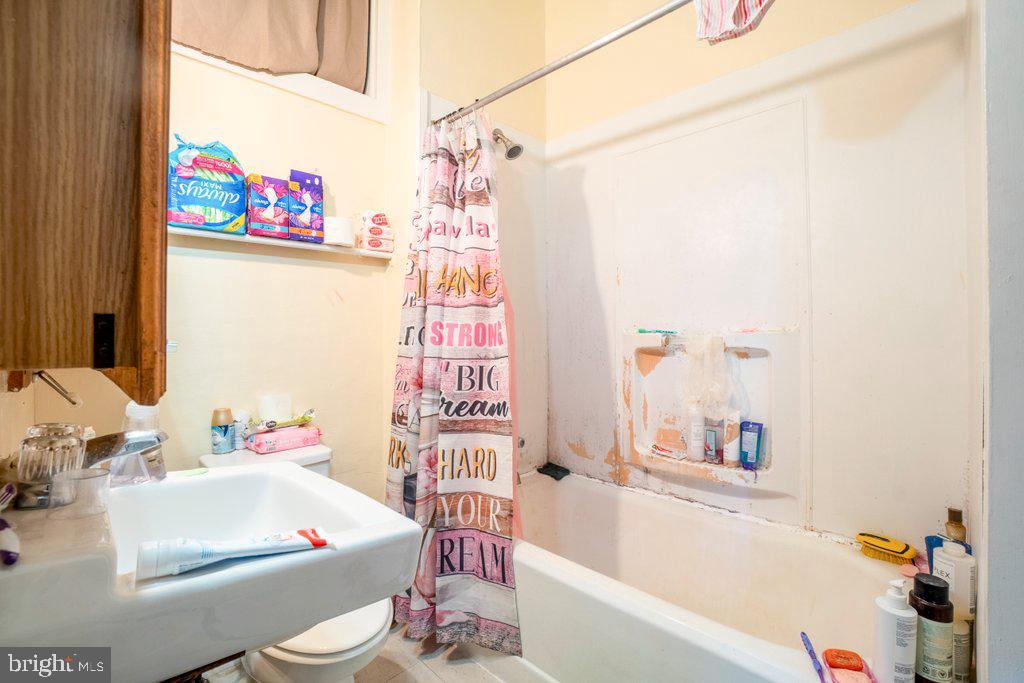 OLD GOUCHER - Commercial Sale