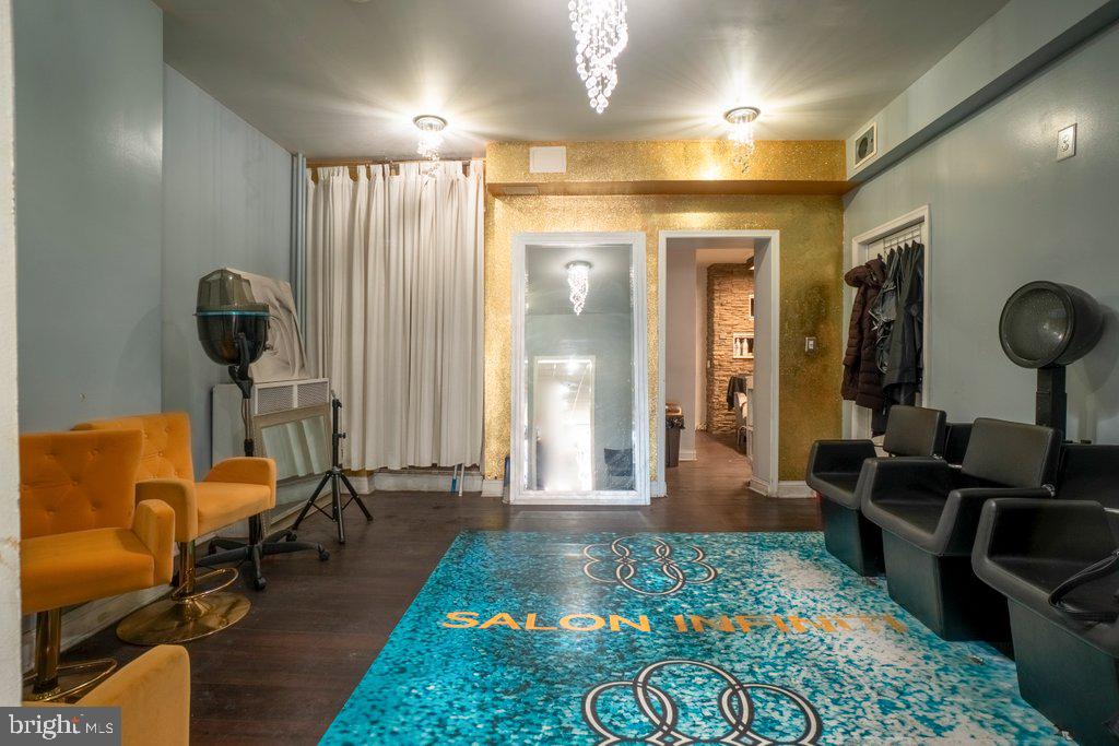 OLD GOUCHER - Commercial Sale