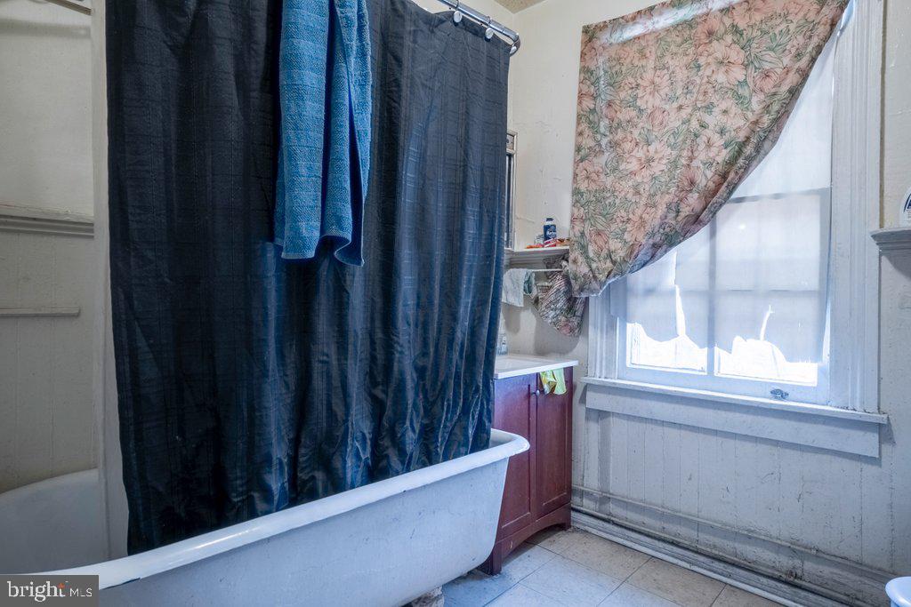 OLD GOUCHER - Commercial Sale
