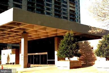 Looks great!!!
Spacious one-bedroom condo featuring a large balcony, freshly painted walls, and sleek plank flooring throughout. The unit includes a washer and dryer for added convenience. Parking is included, and the property is ideally located near shopping centers, with metrobus service right by the main entrance. Additionally, enjoy the convenience of a 24-hour front desk service