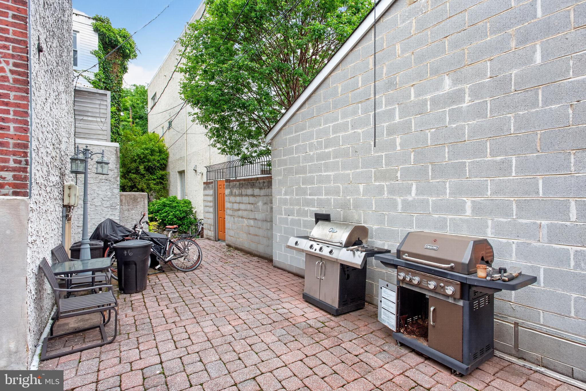 QUEEN VILLAGE - Residential