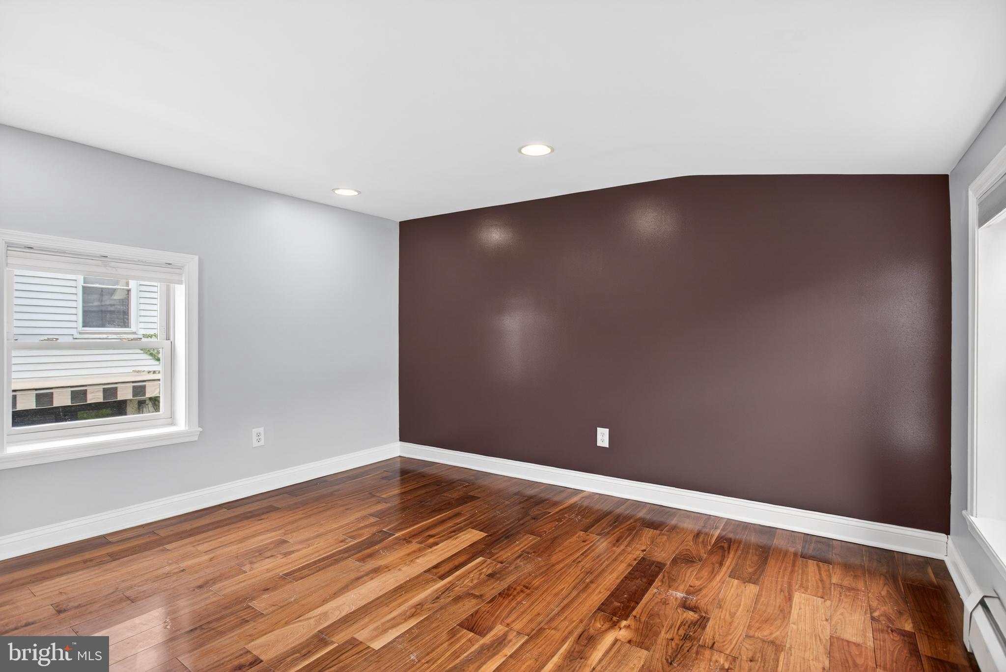 QUEEN VILLAGE - Residential