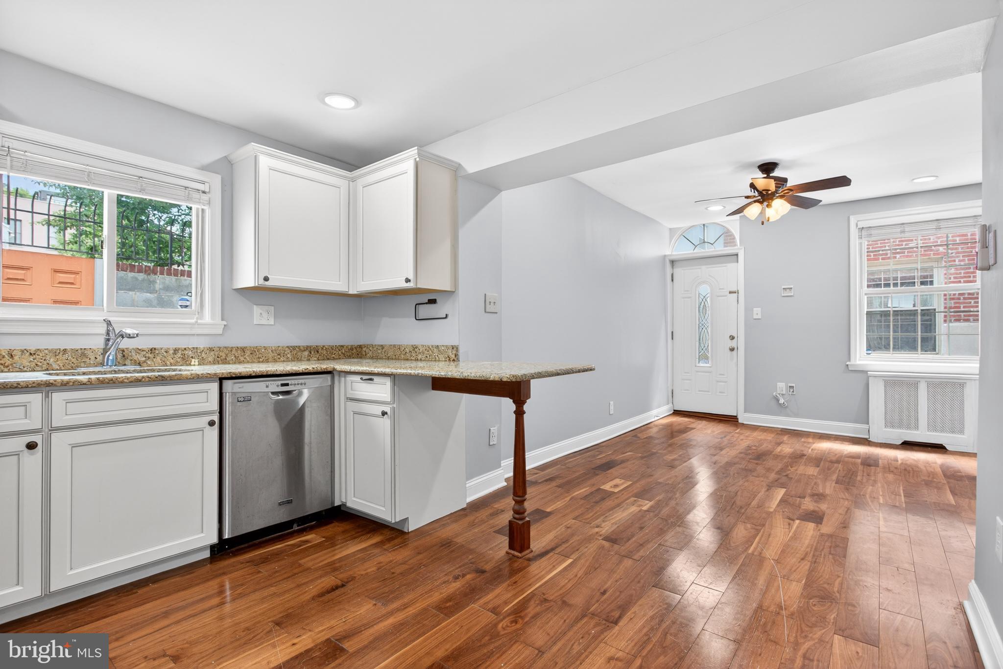 QUEEN VILLAGE - Residential