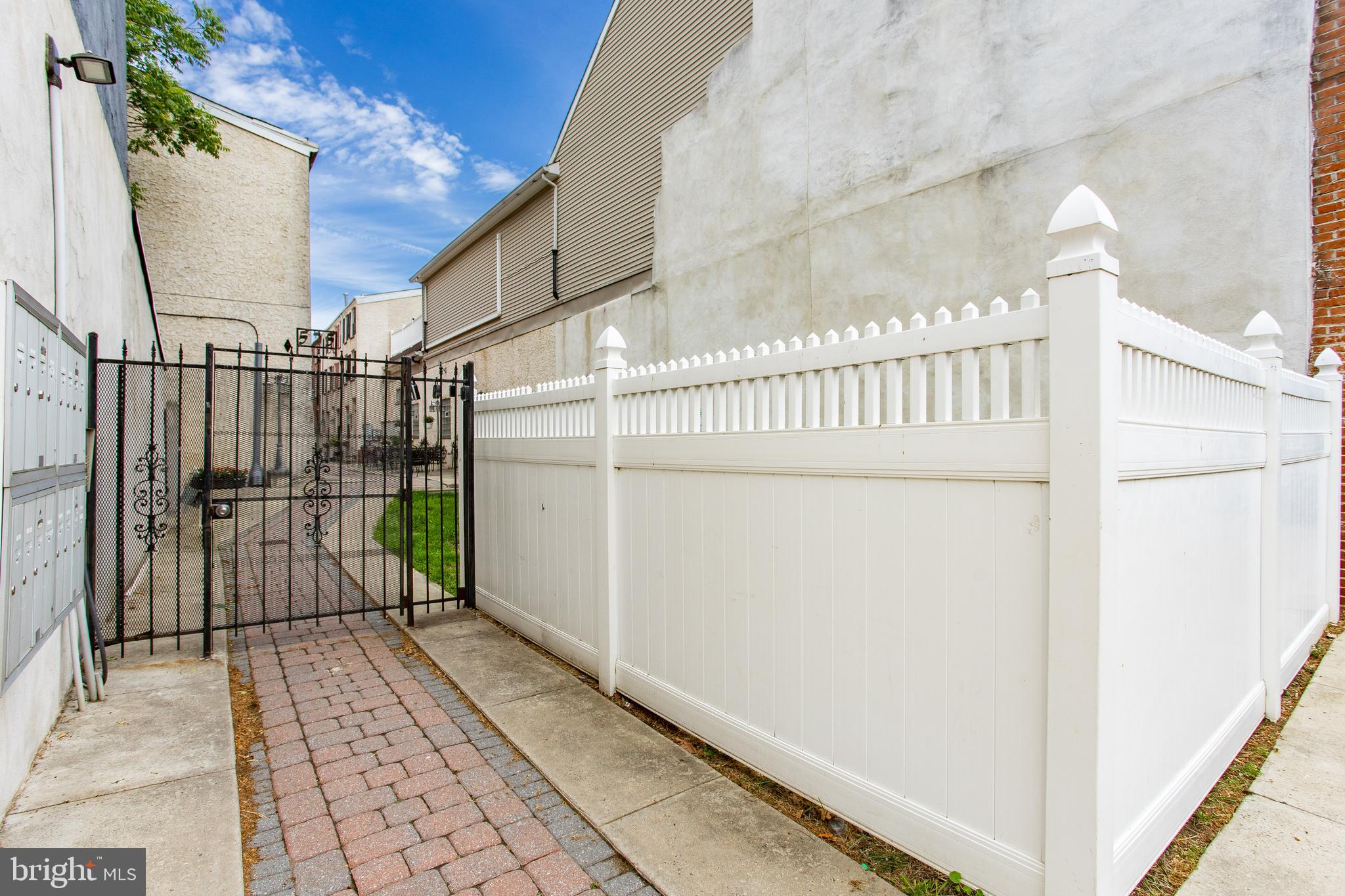 QUEEN VILLAGE - Residential